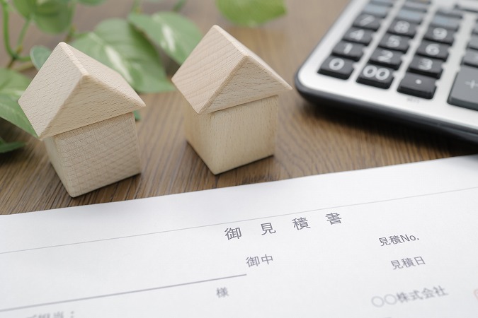 見積書と電卓と家の模型