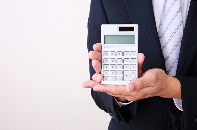 電卓を持つ男性